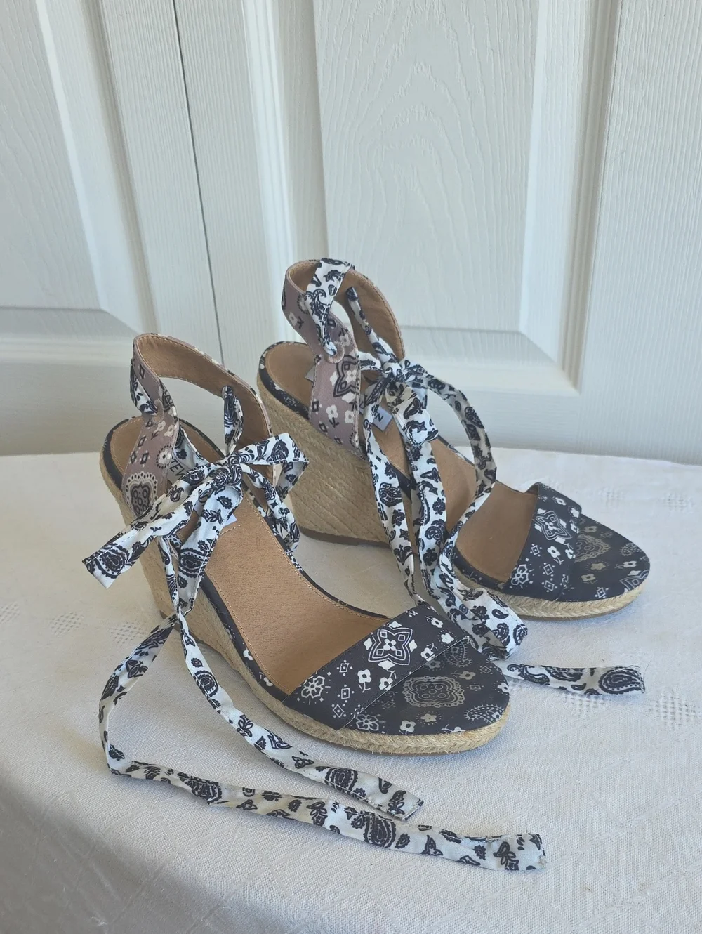 Steve Madden Black & White Bandana Print Wedge Ankle Tie Espadrilles SIZE 8